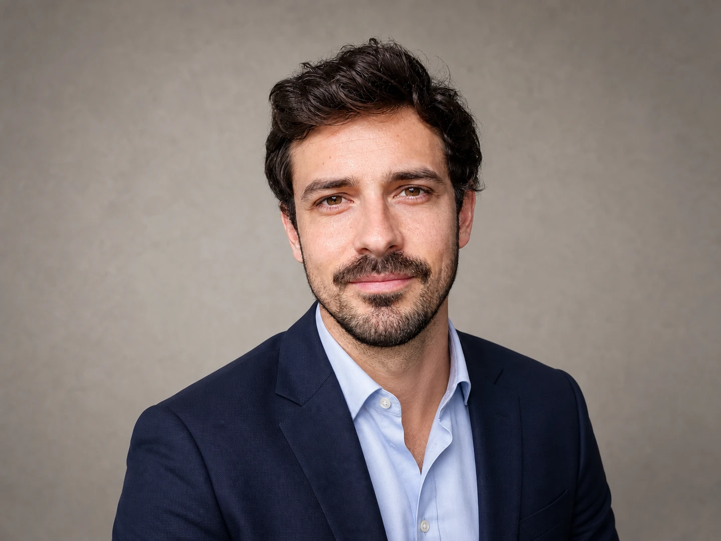 Professional Headshot — Depois